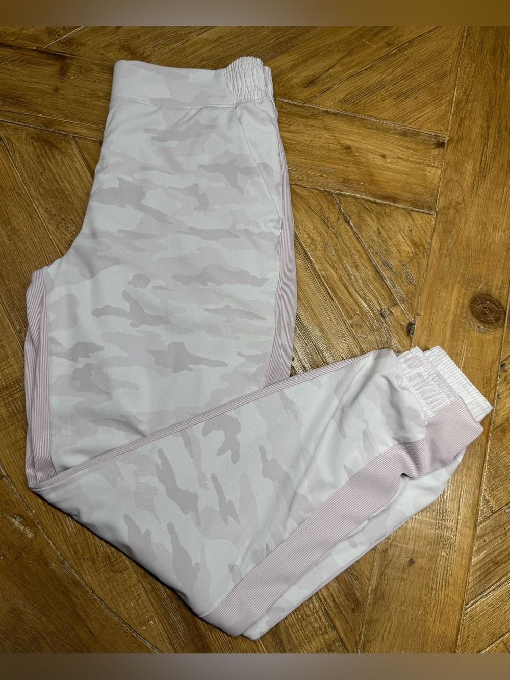 Athleta Brooklyn Lined camo Jogger size 8 - very light lilac colorway